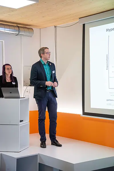 Vortragende auf Bühne