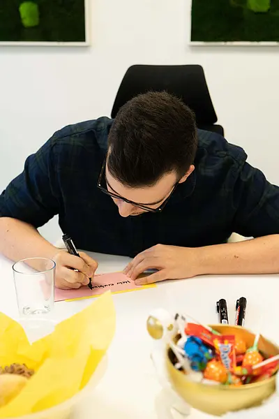 Mann schreibt auf Zettel