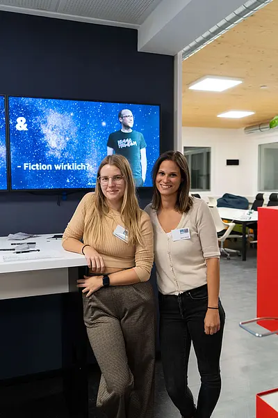 Frauen beim Empfangstisch