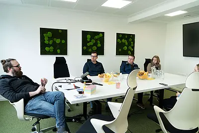 Zuhörer sitzen am Tisch