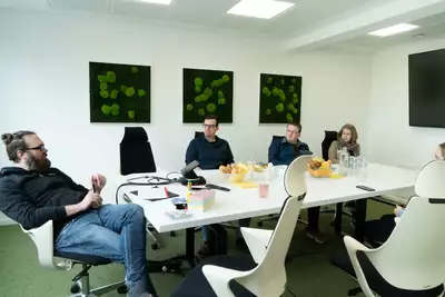 Zuhörer sitzen am Tisch