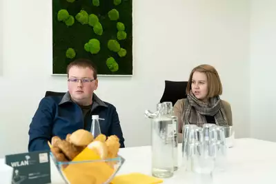 Zuhörer sitzen am Tisch