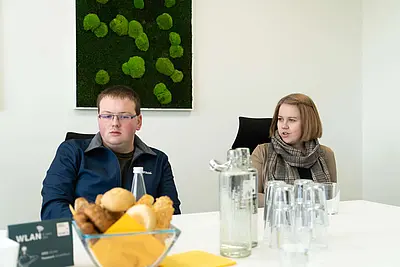 Zuhörer sitzen am Tisch