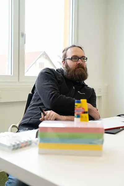 Zuhörer sitzen am Tisch