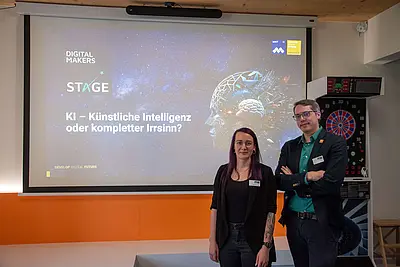 Vortragende vor Leinwand