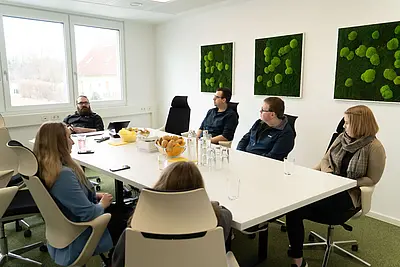 Zuhörer sitzen am Tisch