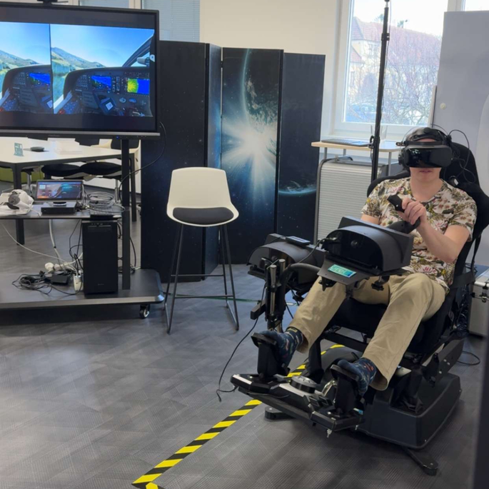 Mann fliegt mit Flugsimulator