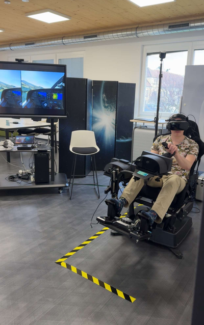 Mann fliegt mit Flugsimulator