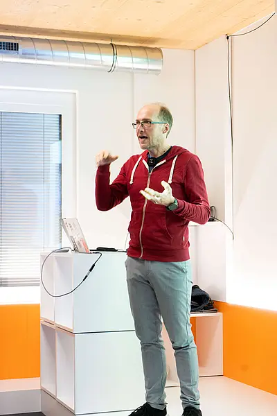 Vortragender auf Bühne