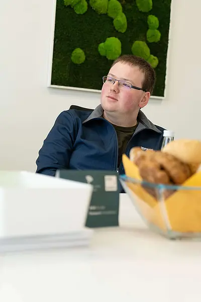 Zuhörer sitzen am Tisch