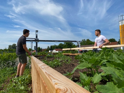 Menschen beim Beet 