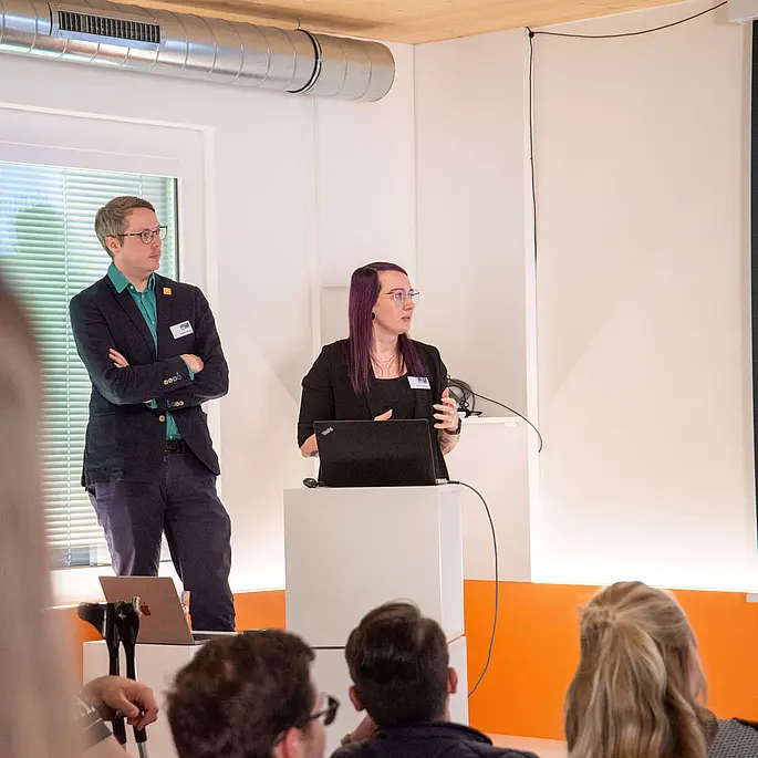 Vortragende auf Bühne