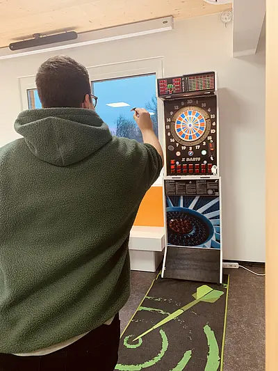 Mensch beim Dart Spielen