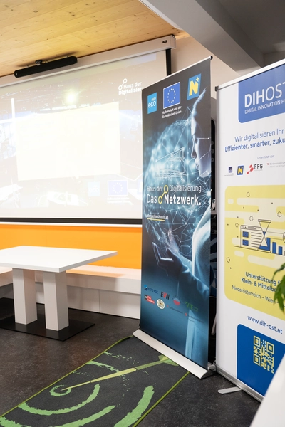 Roll ups und Leinwand