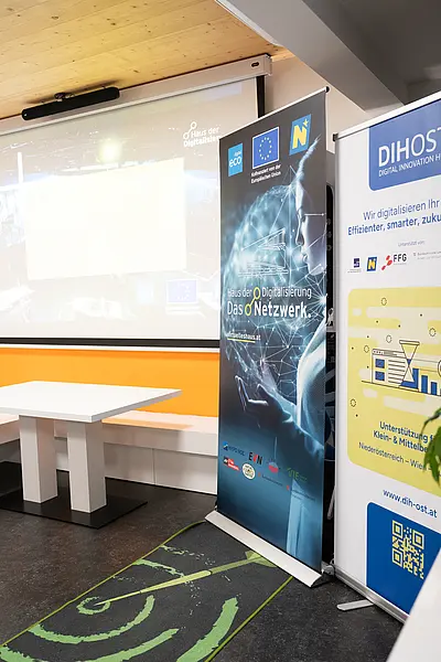 Roll ups und Leinwand