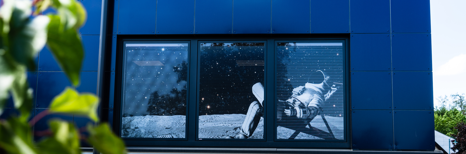 Wir schaffen Raum für Ihre Ideen. Fenster mit Astronaut