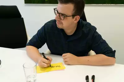 Mann beim Schreiben