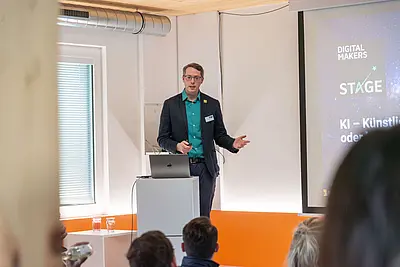 Vortragende auf Bühne