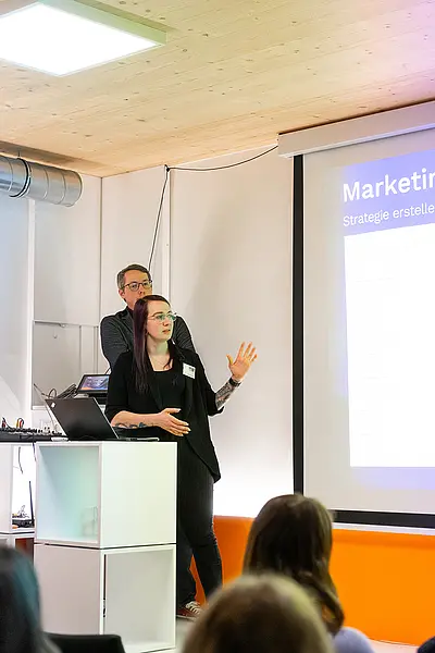 Vortragende auf Bühne