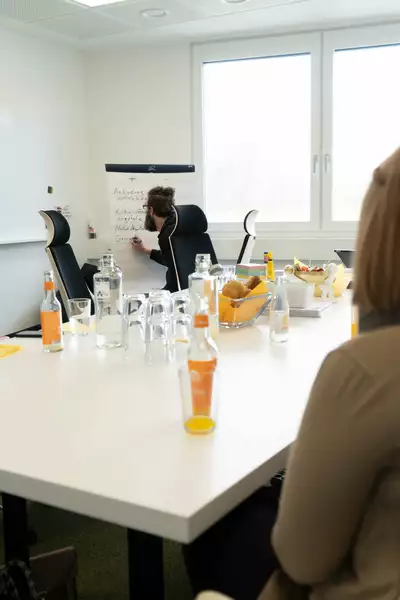 Mann schreibt auf Flipchart