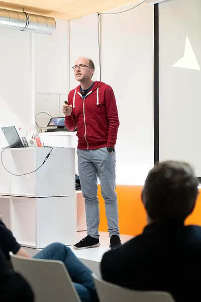 Vortragender auf Bühne