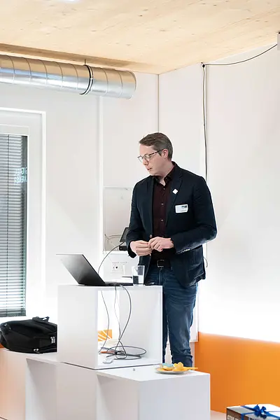 Vortragender auf Bühne