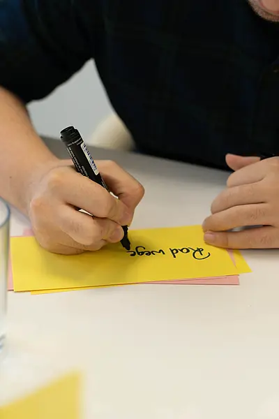 Klebezettel wird beschriftet