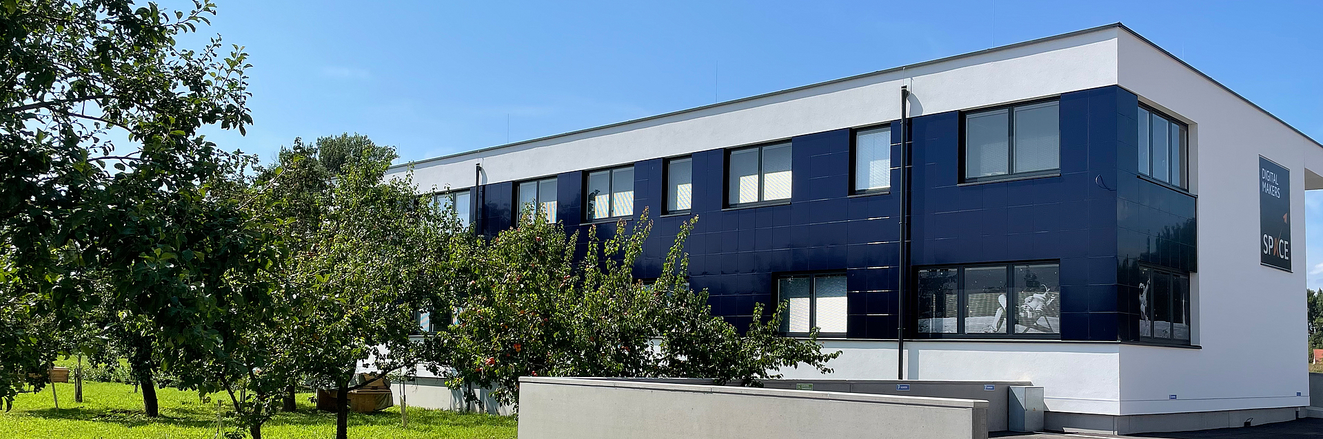 Kontaktieren Sie uns! Seitliche Aufnahme des Digital Makers Space