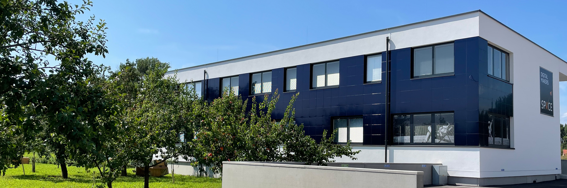 Kontaktieren Sie uns! Seitliche Aufnahme des Digital Makers Space