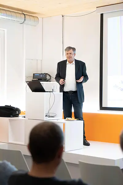 Vortragender auf Bühne