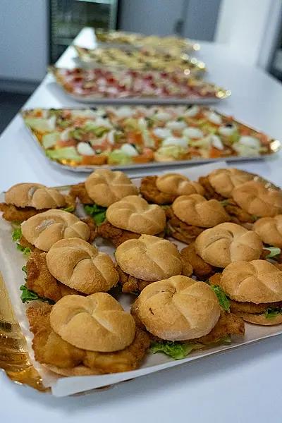 Schnitzelsemmeln und belegte Brote