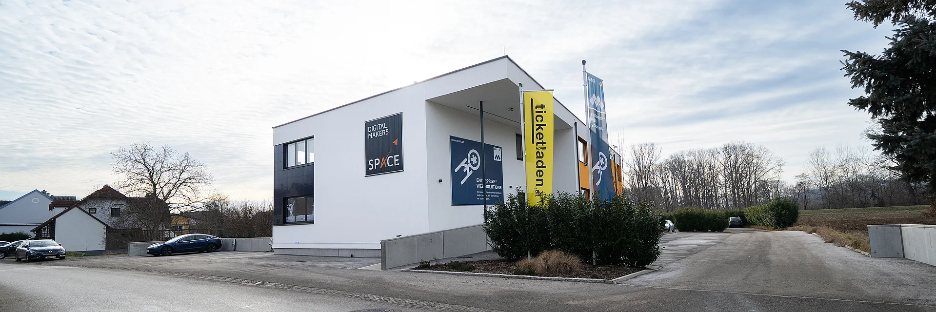 Digital Makers Space mit Fahnen