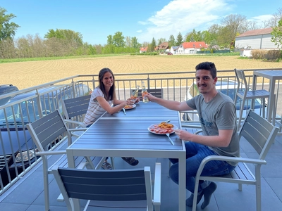 Menschen beim Essen auf der Terrasse